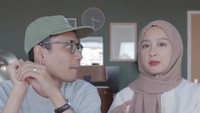 Keduanya yang hobi menikmati minuman segar juga gemar menyediakan beberapa minuman di rumah. Mulai dari es kopi hingga racikan es teh yang menyegarkan tersedia di rumahnya. Foto: Instagram/gitasav