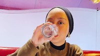 Memasuki waktu makan, keduanya juga senang mengunjungi berbagai restoran. Puas dengan makanannya, Gita Savitri melahap habis hidangan yang dipesan. Foto: Instagram/gitasav