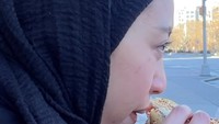 Keduanya kerap menyambangi kedai-kedai yang terkenal dengan makanan enaknya. Salah satunya seperti burger yang disantap Gita Savitri dengan lahap. Foto: Instagram/gitasav