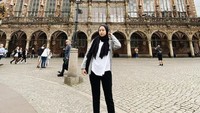 YouTuber gita Savitri kembali ramai diperbincangkan netizen. Hal ini lantaran dirinya menyebut tak punya anak adalah rahasia awet mudanya. Foto: Instagram/gitasav