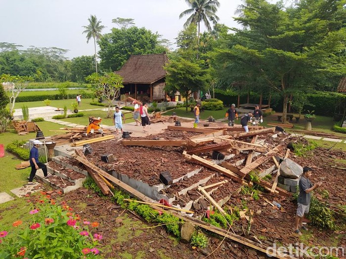 Gotong royong membersihkan material bangunan joglo yang roboh di Balkondes Wanurejo, Kecamatan Borobudur, Rabu (8/2/2023).