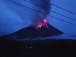 Gunung Karangetang di Sulut Siaga, Warga Radius 2,5 Km Diimbau Mengungsi
