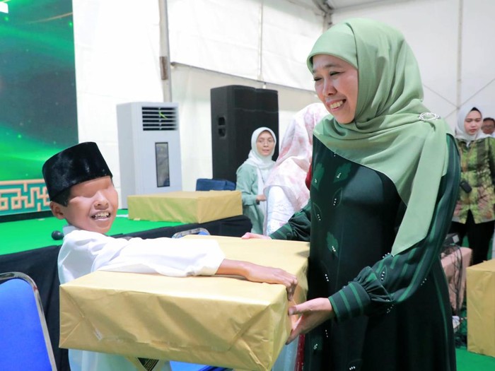 hadiah dari gubernur khofifah untuk Empat pemenang pelantun Shalawat Asyghil