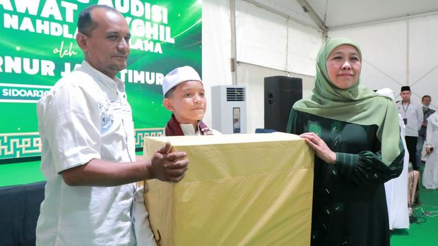 hadiah dari gubernur khofifah untuk Empat pemenang pelantun Shalawat Asyghil