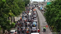 Selain itu, kemacetan parah terjadi imbas pertemuan arus dari arah Tendean dan Slipi.