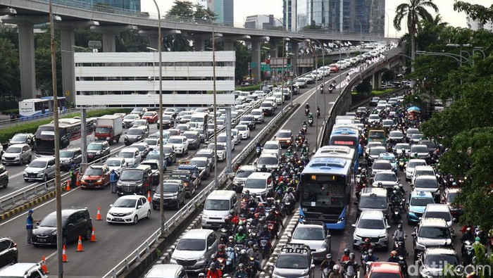 Tingginya volume kendaraan yang melintas di Jalan Gatot Subroto dari arah Semanggi menuju Cawang membuat kawasan tersebut macet parah.
