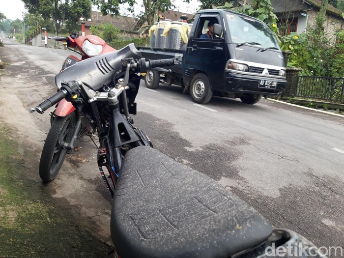 Hujan abu Gunung Merapi melanda wilayah Desa Sruni, Kecamatan Musuk, Kabupaten Boyolali, Rabu (8/2/2023) pagi.