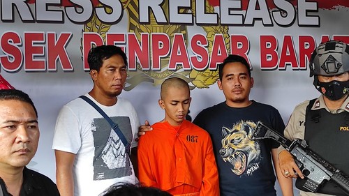I Kadek Juniarta, pemuda pembunuh pacar karena diminta pertanggungjawaban kehamilan hanya tertunduk saat dihadirkan ketika konferensi pers di Polsek Denpasar Barat. (I Wayan Sui Suadnyana/detikBali)