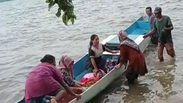 Ibu di Konawe Selatan, Sultra melahirkan di perahu usai mesin mogok di tengah laut.