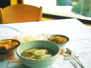 Ini 6 Alasan Orang Korea Makan Pakai Sumpit Logam