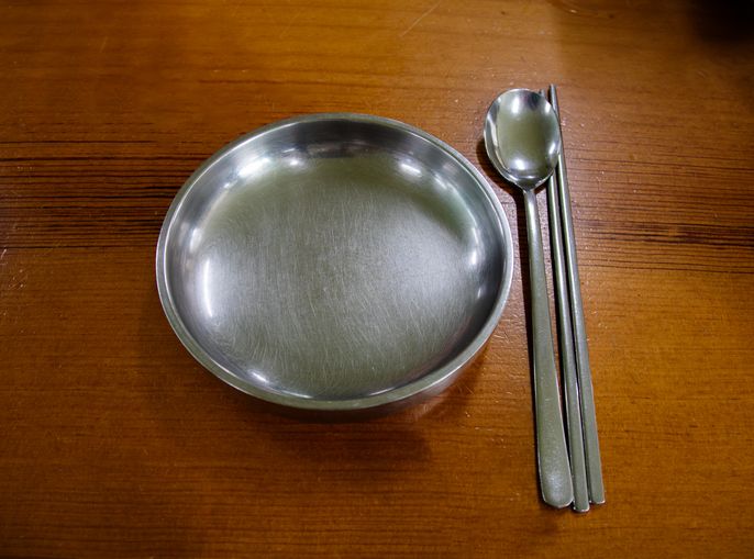 Ini 6 Alasan Orang Korea Makan Pakai Sumpit Logam