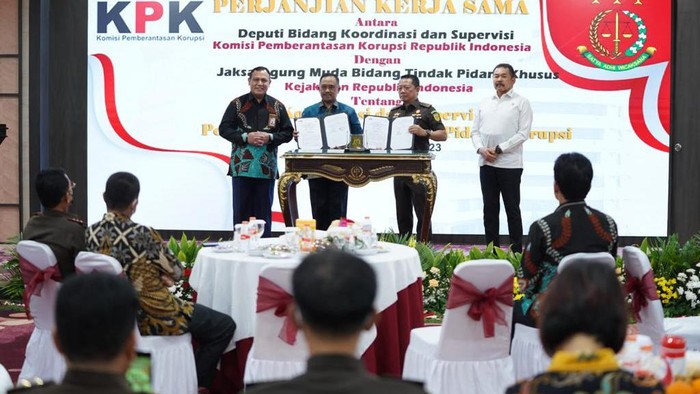 Jaksa Agung dan Ketua KPK Firli Bahuri menghadiri perjanjian kerjasama terkait koordinasi dan supervisi kasus korupsi