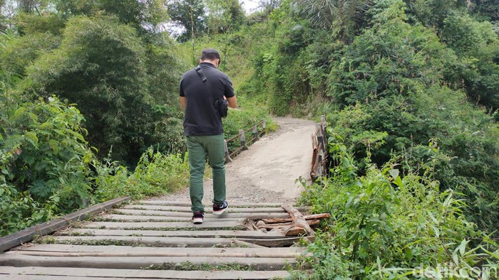 Jembatan penghubung tiga desa miring dan membahayakan warga yang melintas