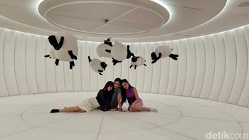 Galaxy S23 Series 5G didukung penggandaan sudut Optical Image Stabilizer (OIS)di semua arah untuk meningkatkan stabilitas kamera ketika mengambil gambar di kondisi minim cahaya, termasuk saat harus menggunakan shutter speedy lebih lambat atau merekam sambil bergerak. Foto dan video di pencahayaan minim pun lebih baik. Foto: Fino/detikinet