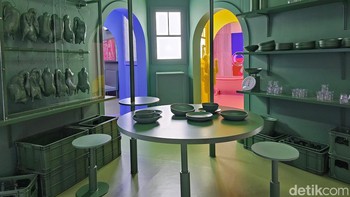 Dalam ruangan yang cukup redup, hasil kamera Galaxy S23 Ultra tetap nyaman dipandang. Foto: Fino/detikinet