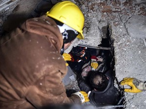 Tim Penyelamat Berpacu dengan Waktu Evakuasi Korban Gempa Turki