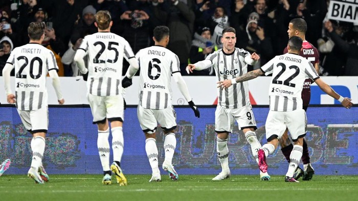SALERNO, ITALY - FEBRUARY 07: Dusan Vlahovic of Juventus celebrates after scoring the 0-1 goal during the Serie A match between Salernitana and Juventus at Stadio Arechi on February 07, 2023 in Salerno, Italy. (Photo by Francesco Pecoraro/Getty Images)