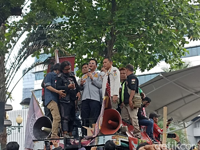 Kadishub DKI Temui Massa Ojol yang Demo di Depan Balai Kota