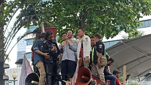 Kadishub DKI Temui Massa Ojol yang Demo di Depan Balai Kota