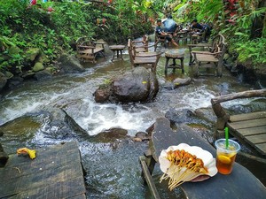 Sejuk Semilir! 5 Kafe di Malang Ini Terletak di Tepian Sungai yang Asri