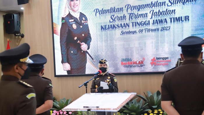 Kajati Jatim Mia Amiati