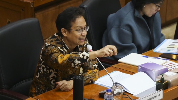 Menteri Kesehatan Budi Gunadi Sadikin menyampaikan paparan saat mengikuti rapat kerja bersama Komisi IX DPR di Kompleks Parlemen Senayan, Jakarta, Rabu (8/2/2023). Rapat tersebut membahas strategi percepatan penanganan penyakit tidak menular dan penyakit menular. ANTARA FOTO/Rivan Awal Lingga/rwa.