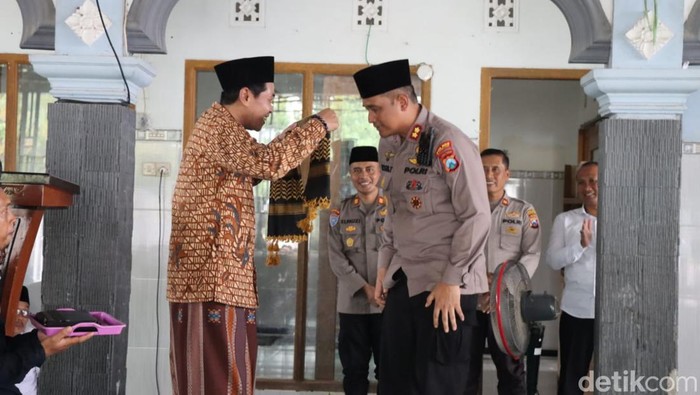 Kapolres Bojonegoro sowan ke kiai berharap doa agar Bojonegoro tetap kondusif