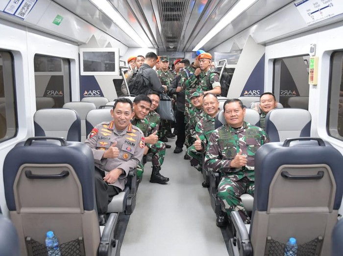 Kapolri Jenderal Listyo Sigit Prabowo, Panglima TNI Laksamana Yudo Margono beserta KSAD, KSAL dan KSAU kompak naik kereta cepat Bandara Kualanamu menuju Kota Medan, Sumatera Utara.