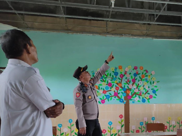Kapolsek Trucuk mengecek atap SDN 2 Palar Klaten yang ambruk, Rabu (8/2/2023).