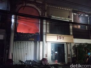 3 Ruko di Klojen Kota Malang Terbakar di Tengah Derasnya Hujan