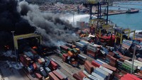 Kebakaran itu terjadi setelah ribuan kontainer tertumpuk akibat diguncang gempa.