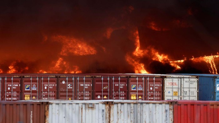 Smoke rises from burning containers at the port in the earthquake-stricken town of Iskenderun, Turkey, February 7, 2023. REUTERS/Benoit Tessier
