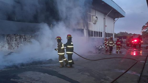 Kebakaran hebat terjadi di pabrik pembuatan kasur di kawasan Tenjo, Bogor. Polisi menyelidiki pemicu kebakaran tersebut. (dok Damkar Bogor)