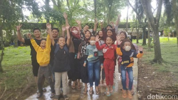Keceriaan anak-anak Panti Asuhan Ikhlas Berbagi usai menikmati wahan air di salah satu Waterpark di Palembang. (Prima Syahbana/detikSumut)