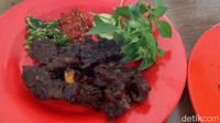 Iga bakar di sini terkenal enak. Kualitasnya premium dengan harga terjangkau, Rp 58 ribu sudah dengan nasi.