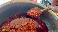 Yang bikin makan makin enak, ada sambal merah yang pedasnya lembut di sini. Sambal ini menggunakan paduan terasi.