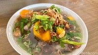 Kalau ini sup iga yang selalu dicari untuk menghangatkan tubuh. Pelengkap sayuran menambah nutrisinya.