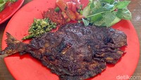 Bawal bakar patut dicoba. Harganya Rp 40 ribu dengan cita rasa jempolan, apa lagi ditambah sambal dabu-dabu.