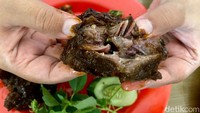 Begitu disobek, serat-serat daging iga terlihat begitu empuk dan halus. Bumbu rempahnya juga meresap sampai ke dalam.