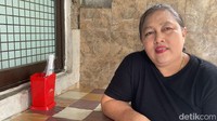 Pemiliknya, ibu Lilie yang merupakan wanita asli Singkawang. Ia mulai berjualan di lokasi sekarang sekitar tahun 2017.