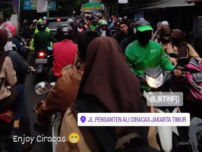 Kemacetan di Jalan Pengantin Ali, Ciracas, Jakarta Timur (Jaktim) pada Rabu (8/2/2023).