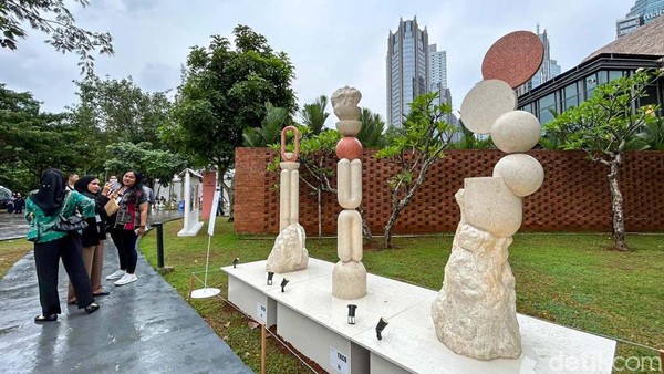 Merespons kebutuhan pada masanya, Art Jakarta Gardens edisi perdana merupakan pekan seni rupa dengan latar udara terbuka di Hutan Kota by Plataran, Jakarta. Merespons kebutuhan pada masanya, Art Jakarta Gardens edisi perdana merupakan pekan seni rupa dengan latar udara terbuka di Hutan Kota by Plataran, Jakarta.Â