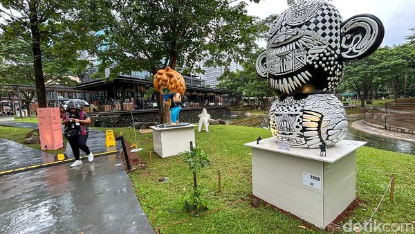 Dengan adanya sambutan positif dari kalangan seniman, kolektor, dan pemangku kepentingan ekosistem seni rupa lainnya, Art Jakarta Gardens kembali untuk meramaikan kancah seni rupa di permulaan tahun ini. Dengan adanya sambutan positif dari kalangan seniman, kolektor, dan pemangku kepentingan ekosistem seni rupa lainnya, Art Jakarta Gardens kembali untuk meramaikan kancah seni rupa di permulaan tahun ini.