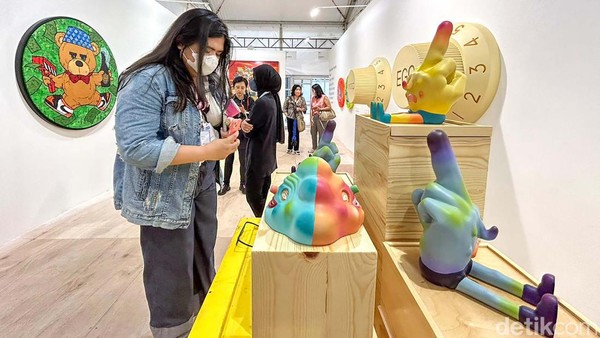 Art Jakarta Gardens untuk mendukung karya-karya baik seniman baru maupun seniman yang telah mapan, sekaligus menghidupkan kancah seni rupa lokal. 