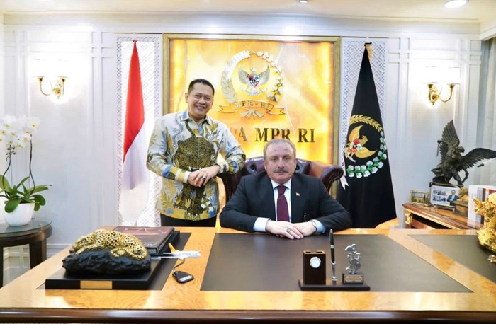 Ketua MPR RI Bambang Soesatyo (Bamsoet) menghubungi Ketua Parlemen Turki H.E. Mr. Mustafa Şentop untuk mengucapkan duka cita dan turut berbelasungkawa atas musibah gempa dengan magnitudo (M) 7,8 yang terjadi di Turki beberapa hari lalu.