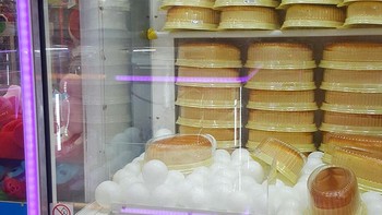 Bukan boneka, mesin capit ini menawarkan cheese cake. Foto: Boredpanda