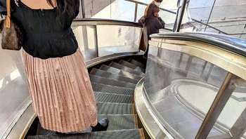 Pernah naik ekskalator melengkung di Indonesia? Foto ini berada di Jepang. Foto: Boredpanda