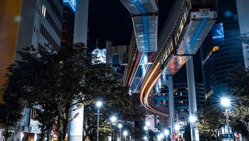 Monorel menggantung di Chiba. Foto: Boredpanda