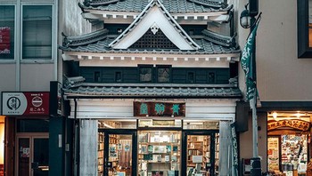 Toko buku di Kota Matsumoto masih menggunakan desain tradisional meski dihimpit gedung modern. Foto: Boredpanda