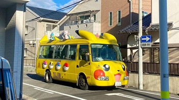 Bus sekolah di Nagoya berdesai Pikachu. Foto: Boredpanda